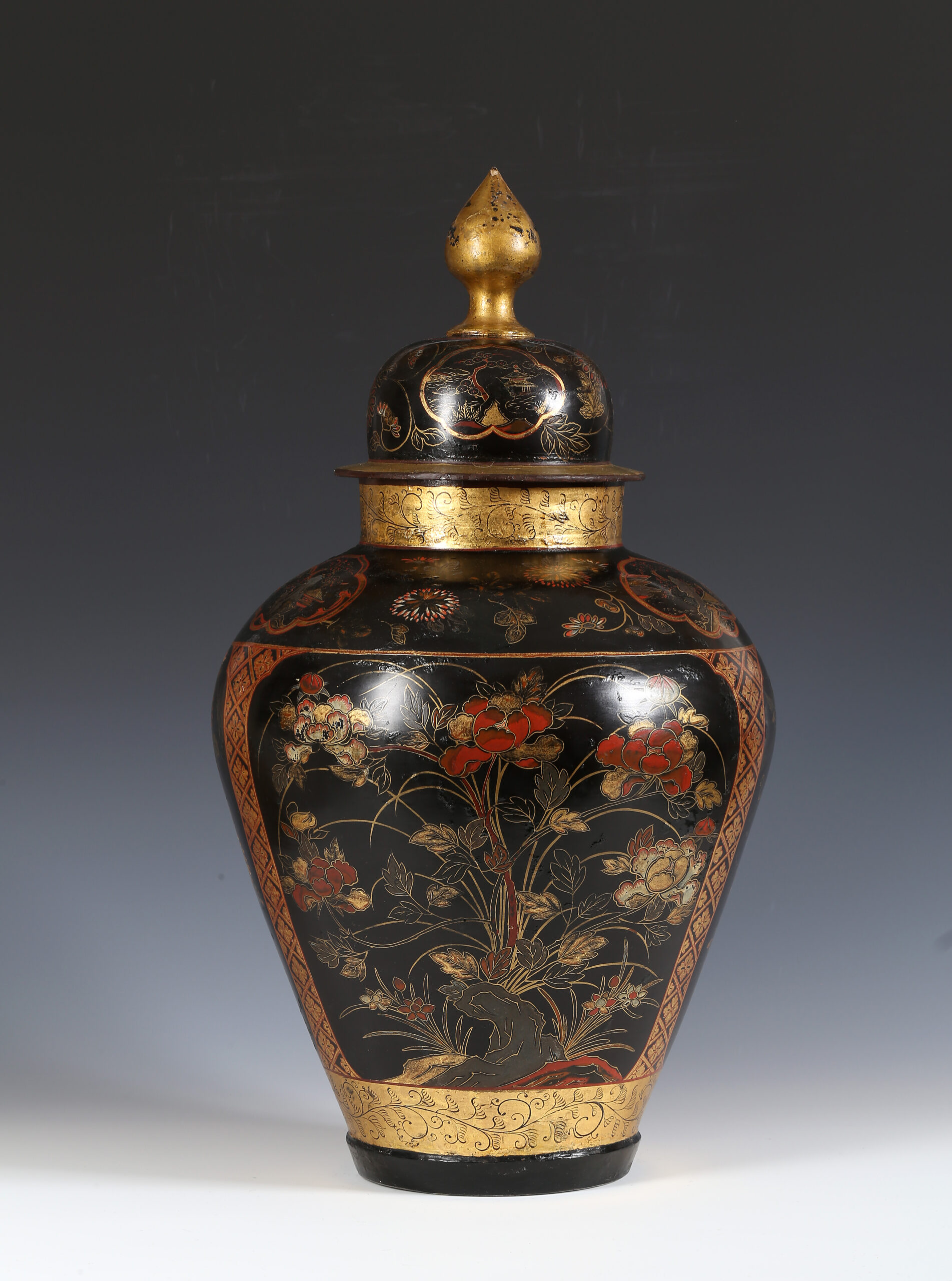 A LACQUERED ARITA JAR AND COVER