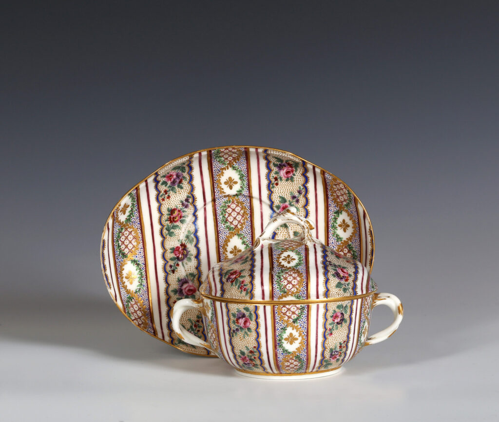 A SÈVRES COVERED BOWL AND STAND  (ÉCUELLE ROND TOURNÉE ET PLATEAU OVALE), OF THE SECOND SIZE