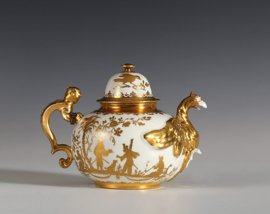 A MEISSEN EAGLE TEAPOT (ADLERKANNE)