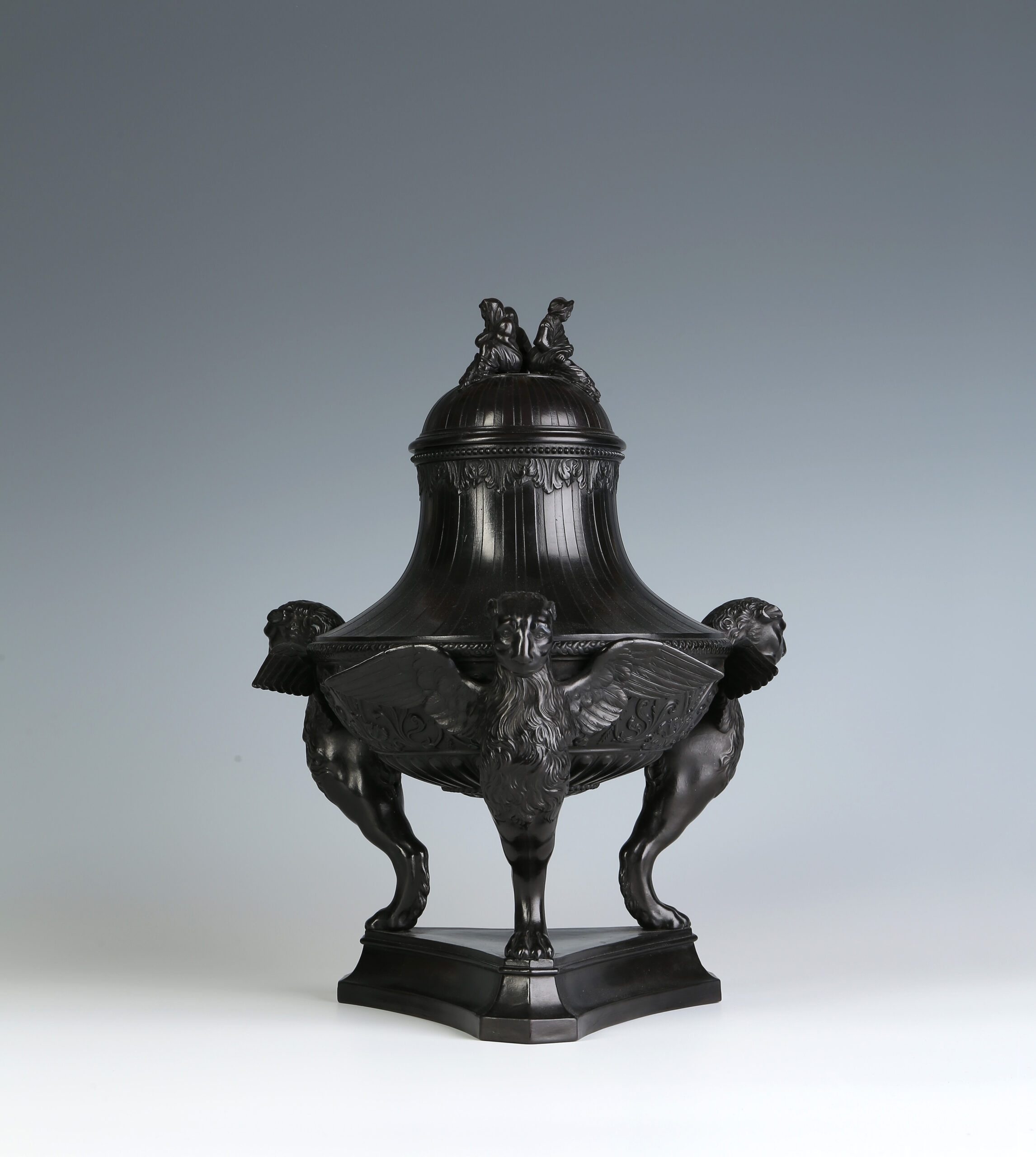 A WEDGWOOD BLACK BASALT TRIPOD AMPHORA VASE AND COVER Rare Ceramics